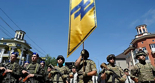Le régiment Azov, au coeur de la guerre de propagande russo-ukrainienne